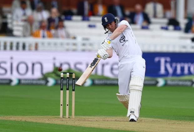 England inch towards victory over Pakistan